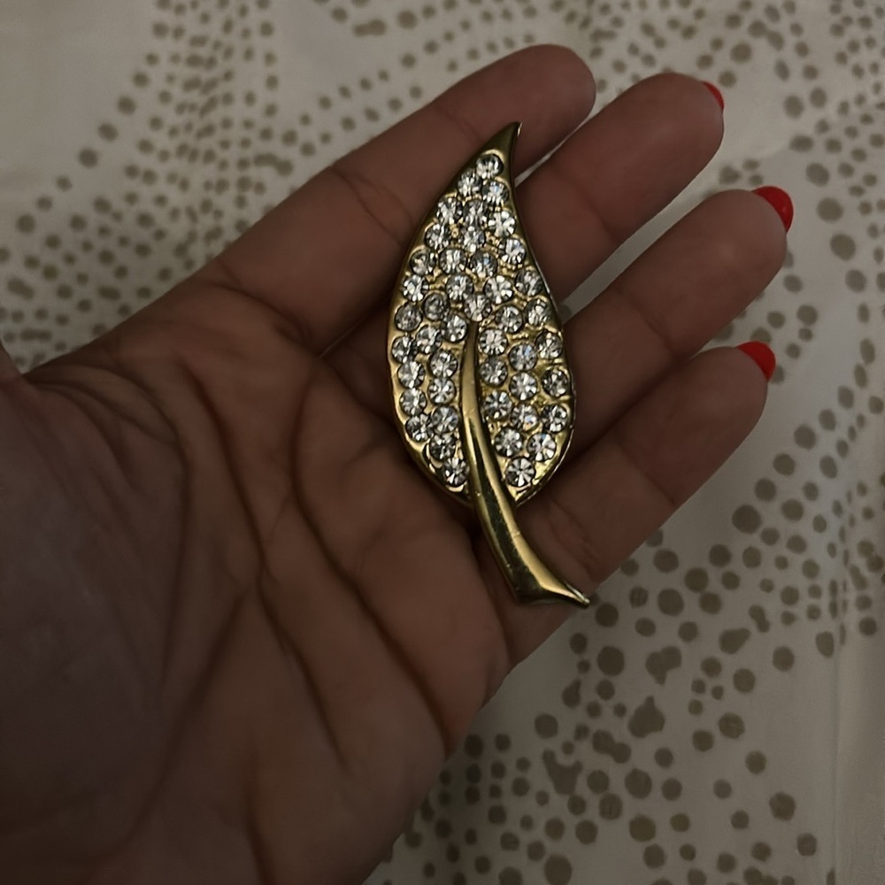 Vintage gold tone diamante leaf brooch - Picture 4 of 4
